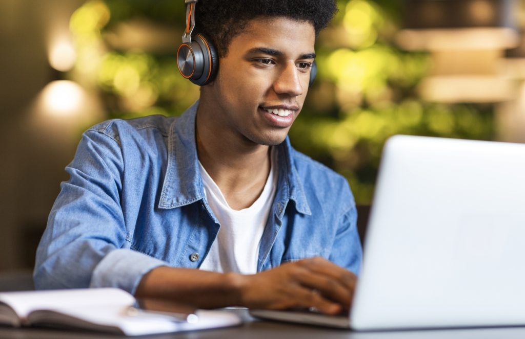 Parceria oferece 25 mil bolsas para estudantes do Ensino Médio