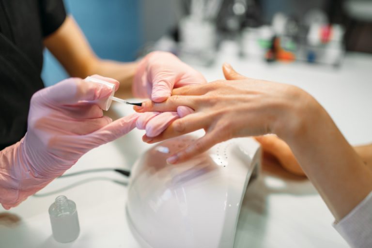 APAF tem cursos gratuitos de manicure, pedicure e maquiagem