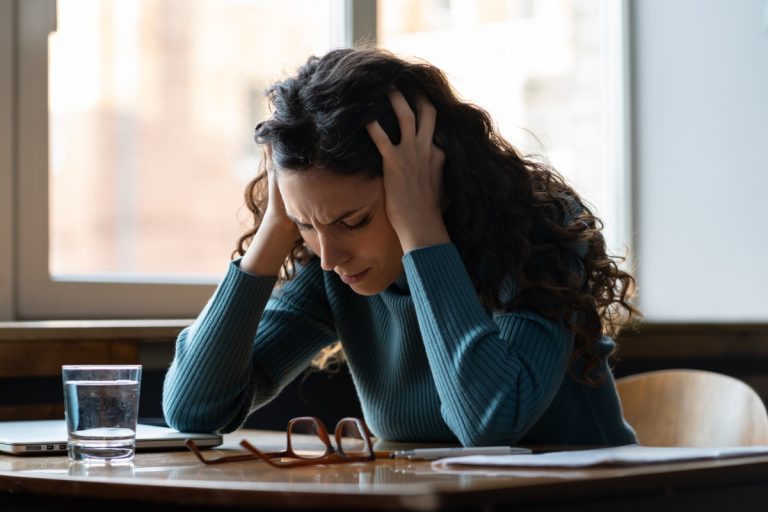 afastamento do trabalho - mulher com as mãos na cabeça estressada