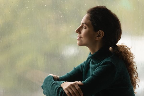 controle emocional - mulher com aspecto sereno de olhos fechados