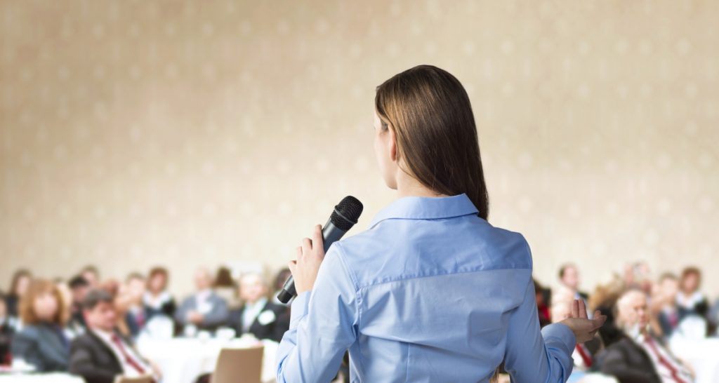 falar bem em público - mulher falando em palestra