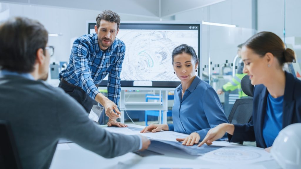 motivação no trabalho - pessoa sentadas numa mesa trabalhando