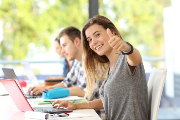 ingressar no mercado de trabalho - jovem sorrindo