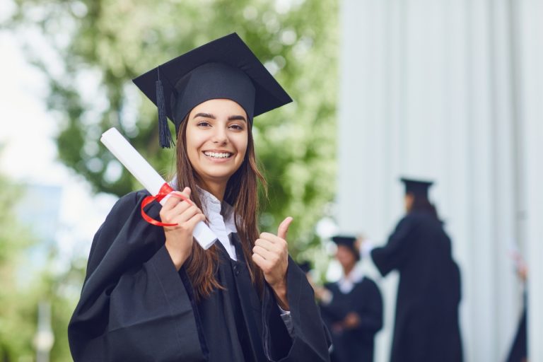 cursos de graduação - menina se formando com beca e segurando diploma