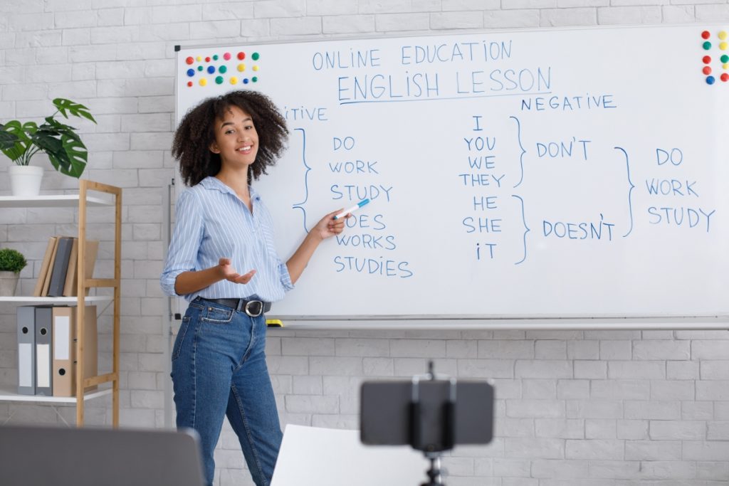 curso de inglês online - professor com termos em inglês no quadro