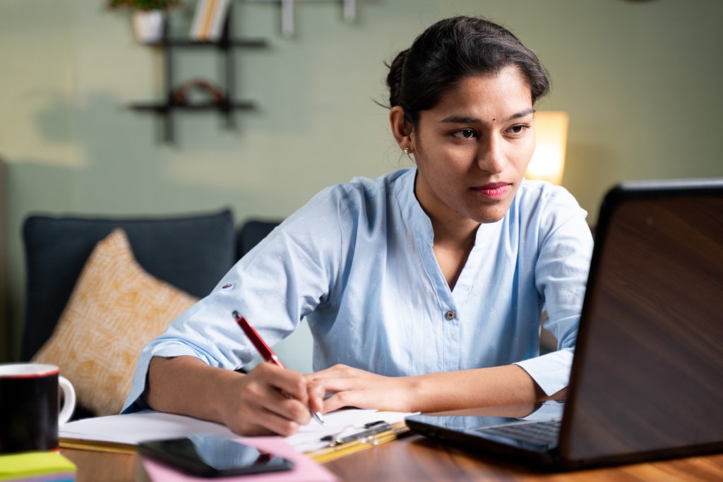 Cursos gratuitos preparam estudantes para o Encceja