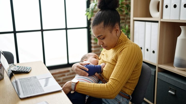 Maternidade e trabalho: demissões continuam após retorno da licença-maternidade