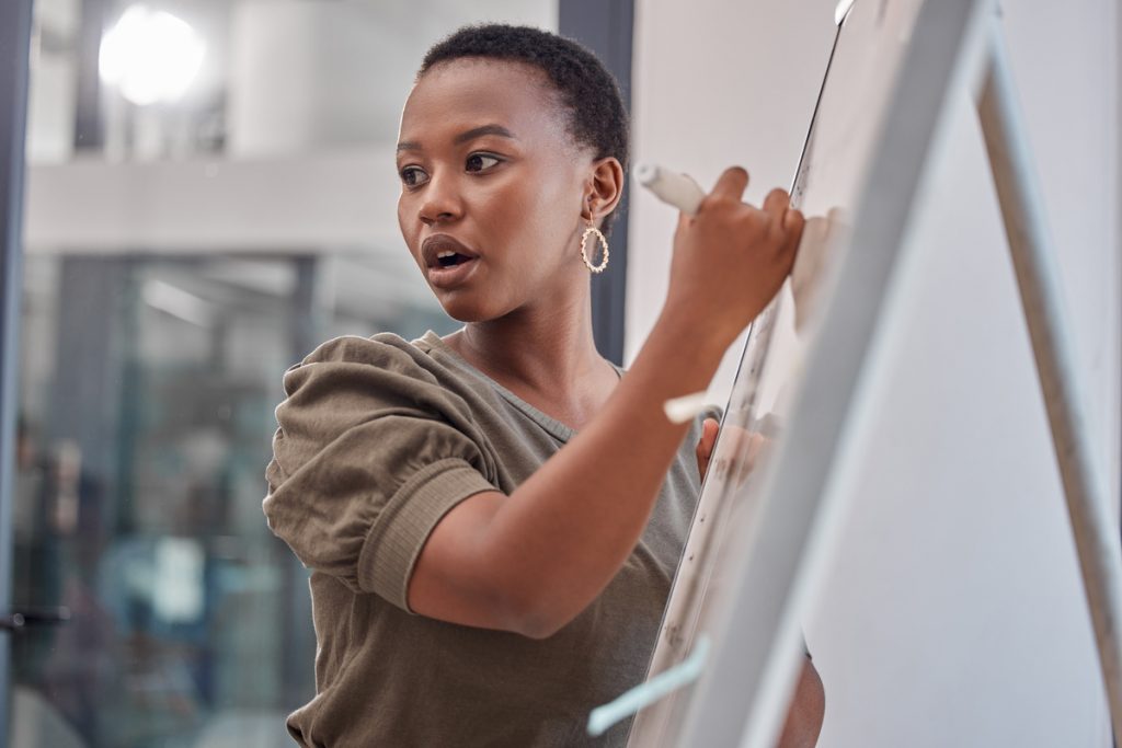 Diferença salarial é gritante entre mulheres negras e homens brancos no Brasil