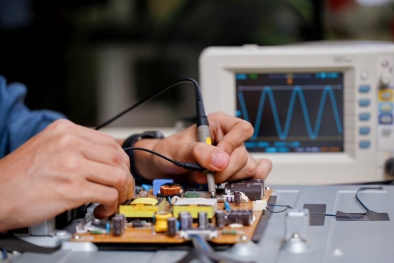 Técnico em eletrônica: tudo que você precisa saber sobre essa profissão