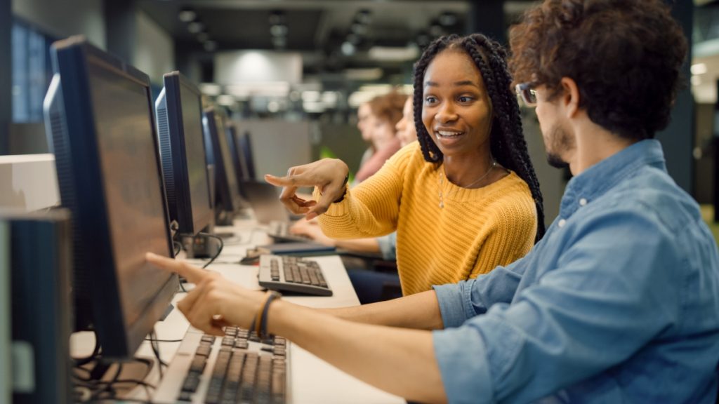 Cursos gratuitos em tecnologia abrem caminhos para jovens em situação de vulnerabilidade