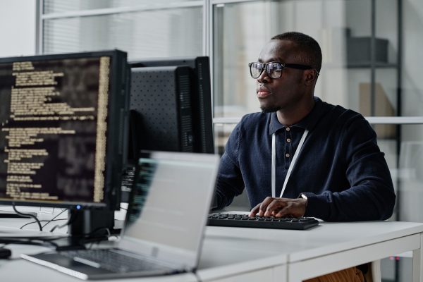 Falta de habilidades digitais trava carreira de metade dos brasileiros