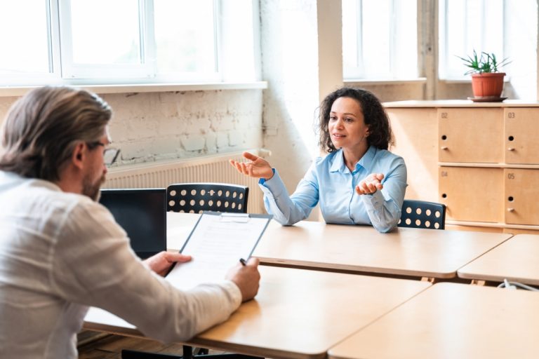 coisas que você não deve levar em uma entrevista de emprego