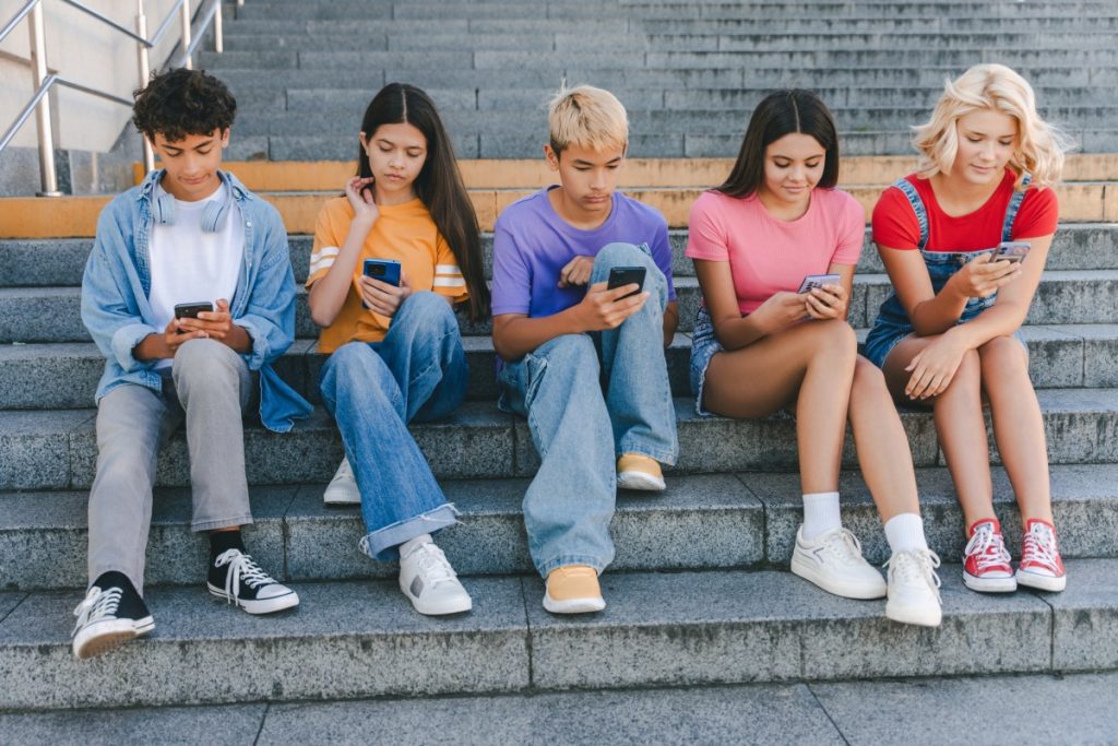 Jovens rejeitam carreira de influenciador, priorizam diploma e estabilidade