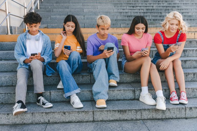 Jovens rejeitam carreira de influenciador, priorizam diploma e estabilidade