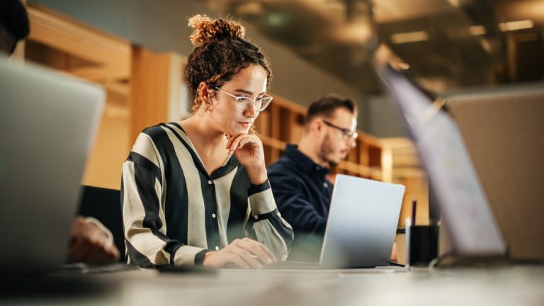Geração Z encara o mercado de trabalho em meio à pressão tecnológica e às inseguranças emocionais