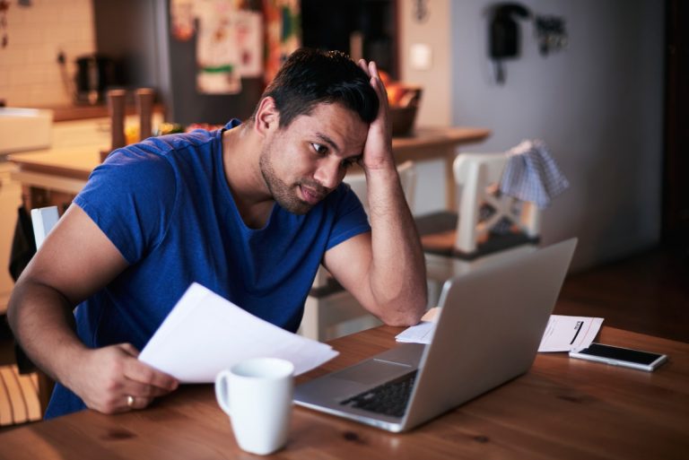 Como a instabilidade financeira afeta a sua carreira?