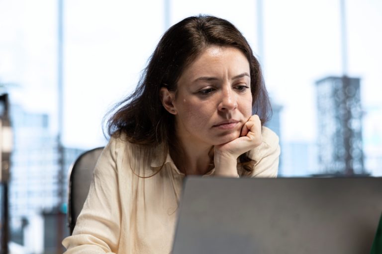 Sair do emprego, mudar de área ou ficar? Veja como tomar a decisão certa