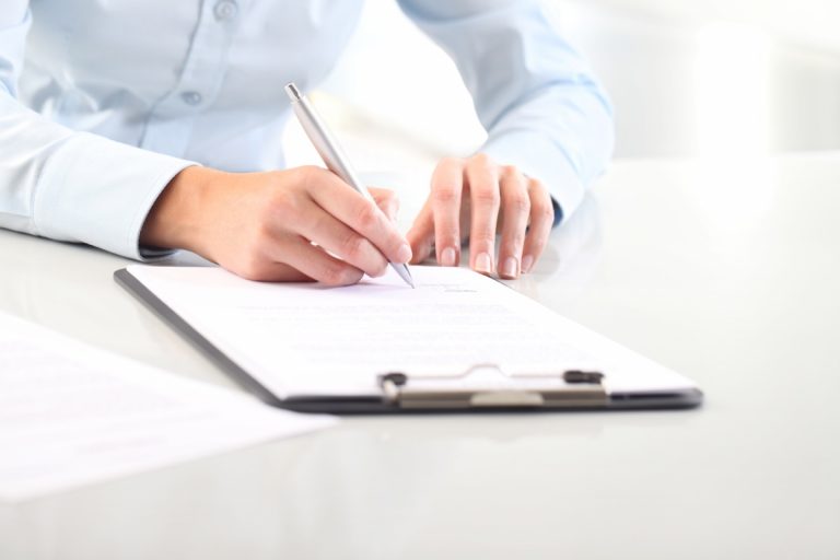 Preenchendo ficha para vaga de emprego: pontos para ficar atento