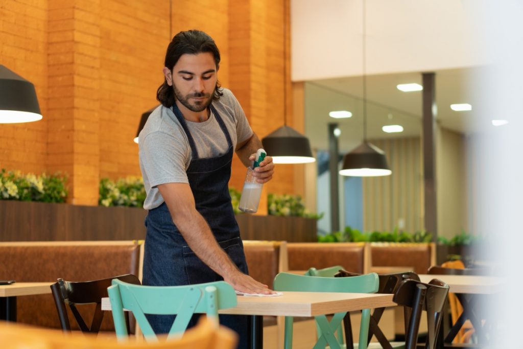 Bares e restaurantes sobem salário e oferecem 500 mil vagas