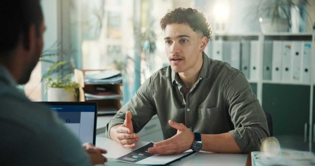 Projeto ajuda jovens a se sair bem na hora da entrevista