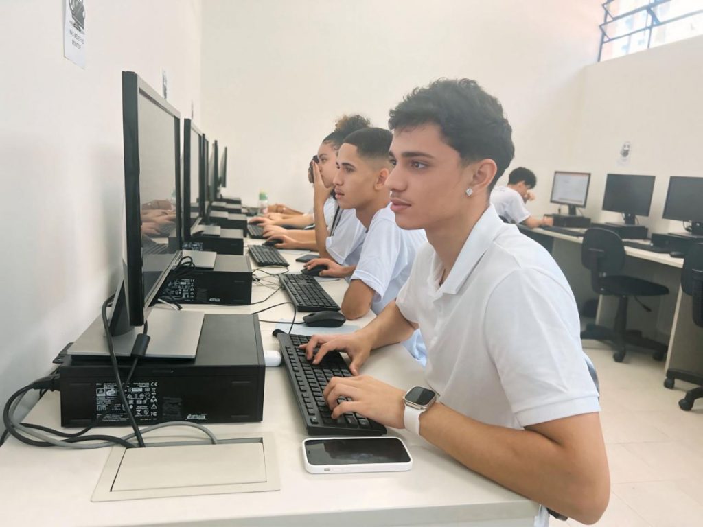 Instituição capacita jovens para o mercado de trabalho