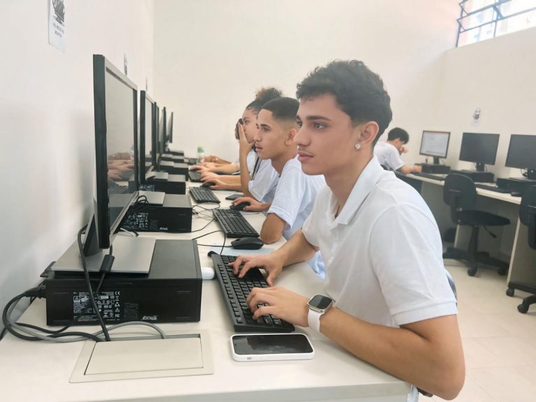 Instituição capacita jovens para o mercado de trabalho