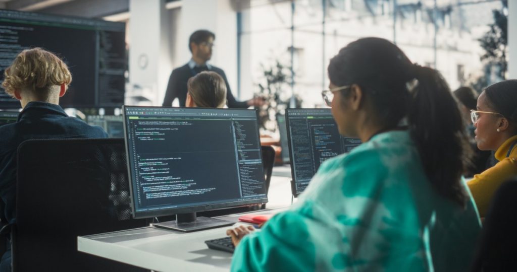 Jovens de comunidades em SP podem se capacitar em tecnologia com bolsas gratuitas