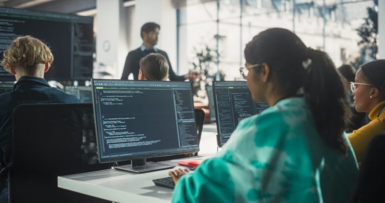 Jovens de comunidades em SP podem se capacitar em tecnologia com bolsas gratuitas