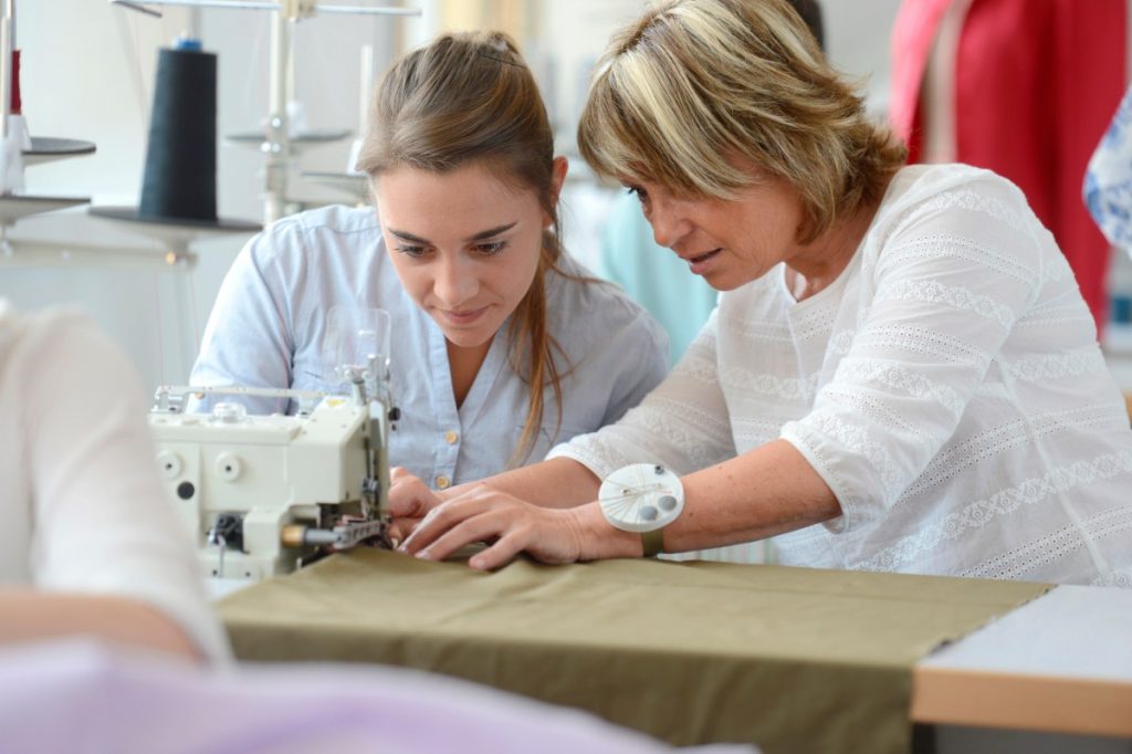 Busca por cursos de costura cresce 55% e atrai nova geração