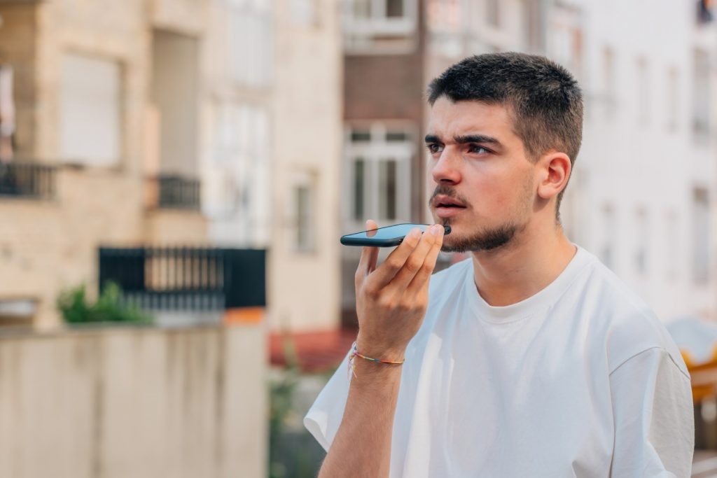 Posso mandar áudio para o recrutador pelo WhatsApp? Entenda