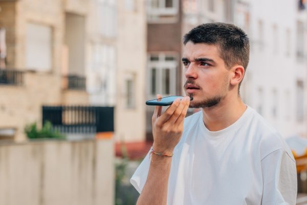 Posso mandar áudio para o recrutador pelo WhatsApp? Entenda