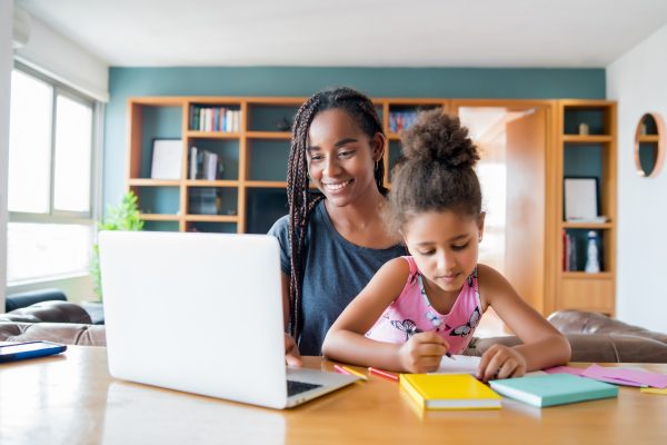 Mães retomam os estudos para transformar a própria trajetória profissional