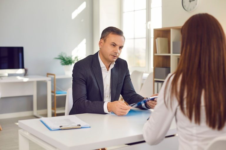 Um em cada três candidatos mente em entrevistas de emprego no Brasil