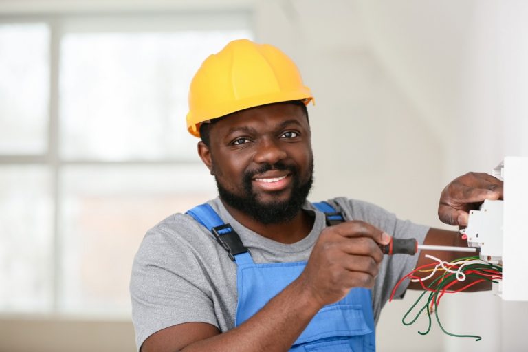 Certificação por competências permite validar experiência profissional sem diploma tradicional