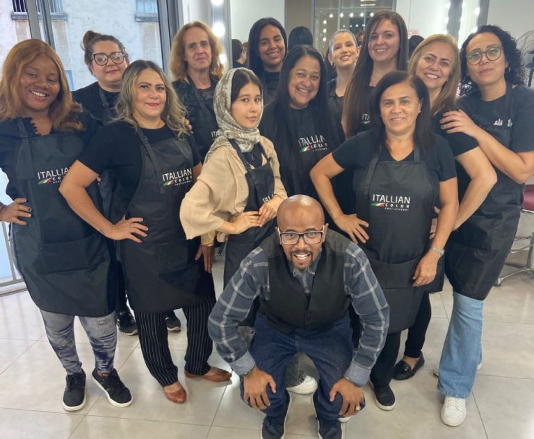 Curso de escovista oferece formação gratuita para mulheres de 18 a 29 anos em São Paulo