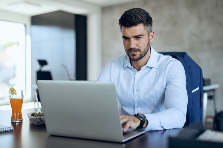 Inteligência artificial para freelas: ferramentas facilitam a vida de quem trabalha por conta própria