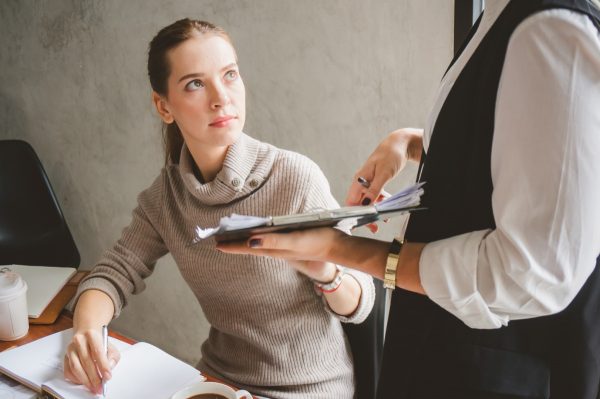 4 em cada 10 brasileiros não lidam bem com feedbacks negativos no trabalho